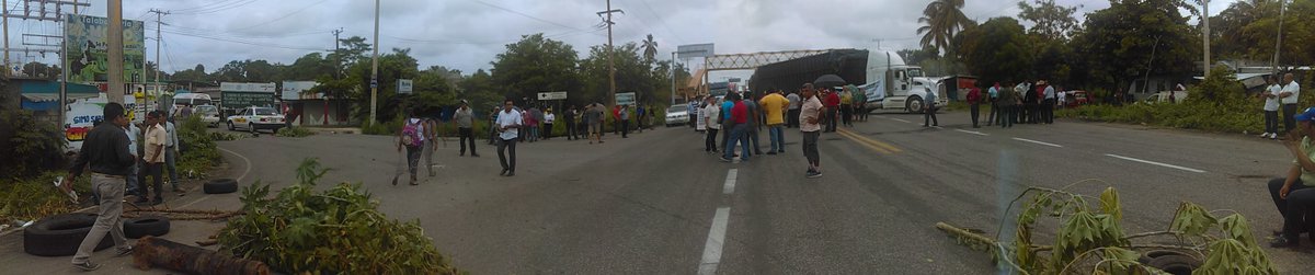OskarMijangos's tweet photo. Continua cerrado el paso Villahermosa - Frontera, por la entrada a Santa Cruz. Tome precauciones https://t.co/DIJfvF4Jm6