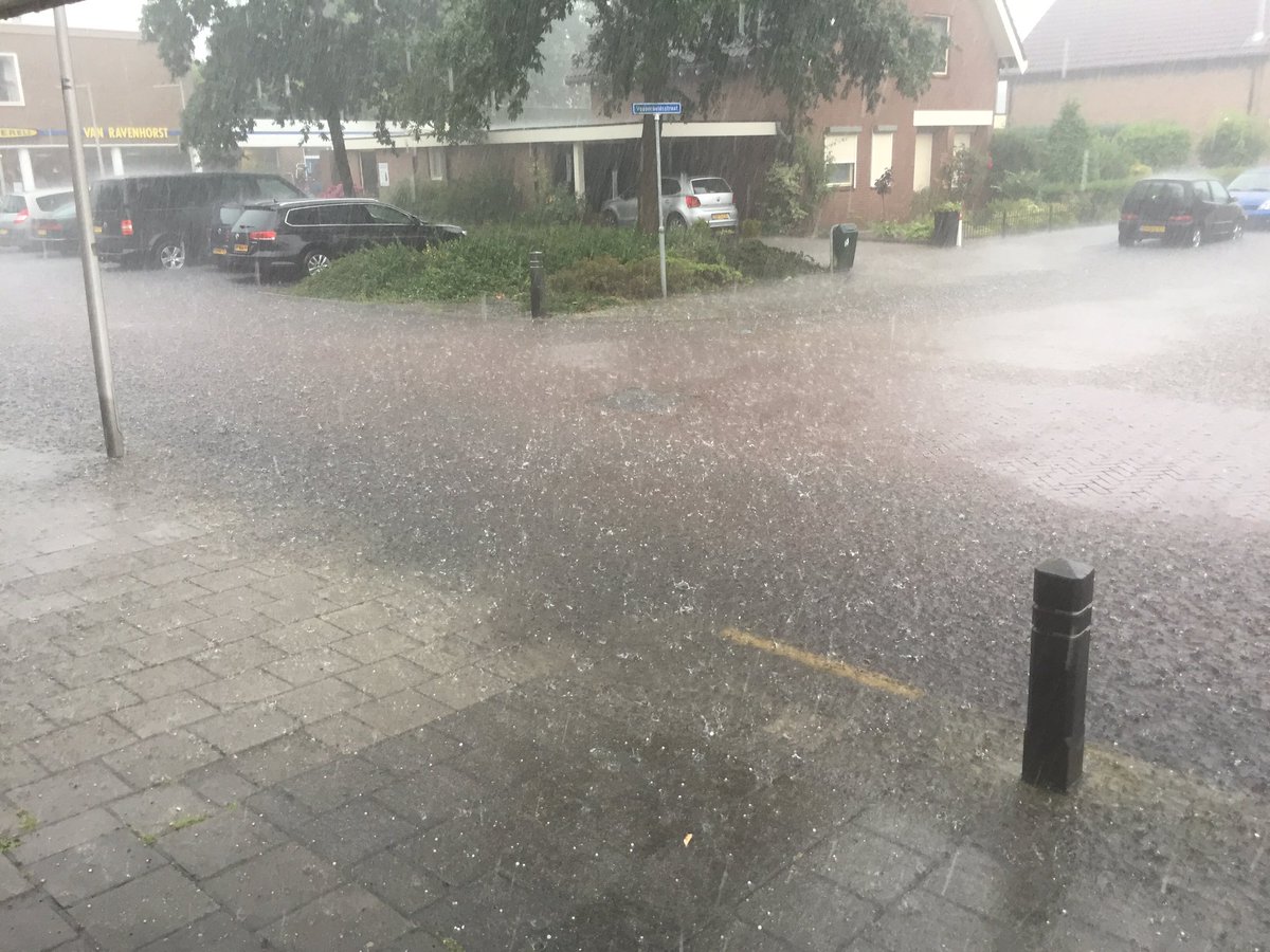 Beetje water tijdens een bezichtiging van de #kerkstraat #wierden