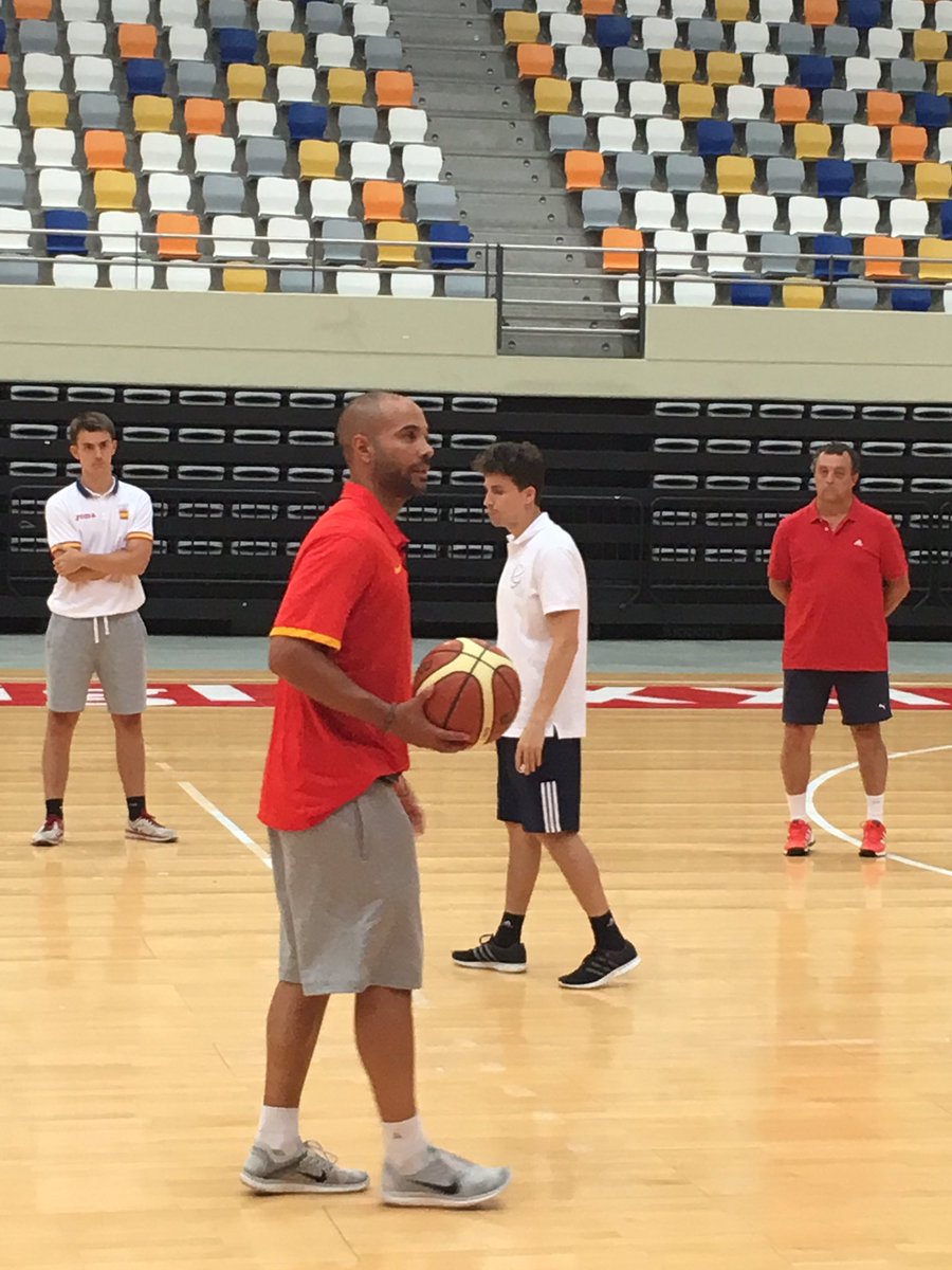 manuel_pg83's tweet photo. Esta tarde en el #CES2016FEB @AlfredJulbe & #JordiFernández trabajando con entrenadores del #MasterFEB en pista https://t.co/dXEWs8AixC