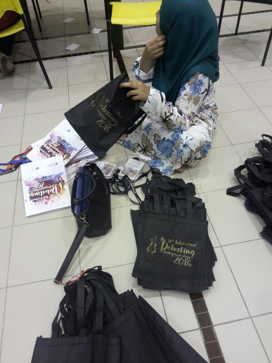 IIUM_IDC's tweet photo. #stillworking
#toservethebest
#iiumidc2016
#warnawarnipemikiran
#coloursofideas https://t.co/GMu2umbLhp