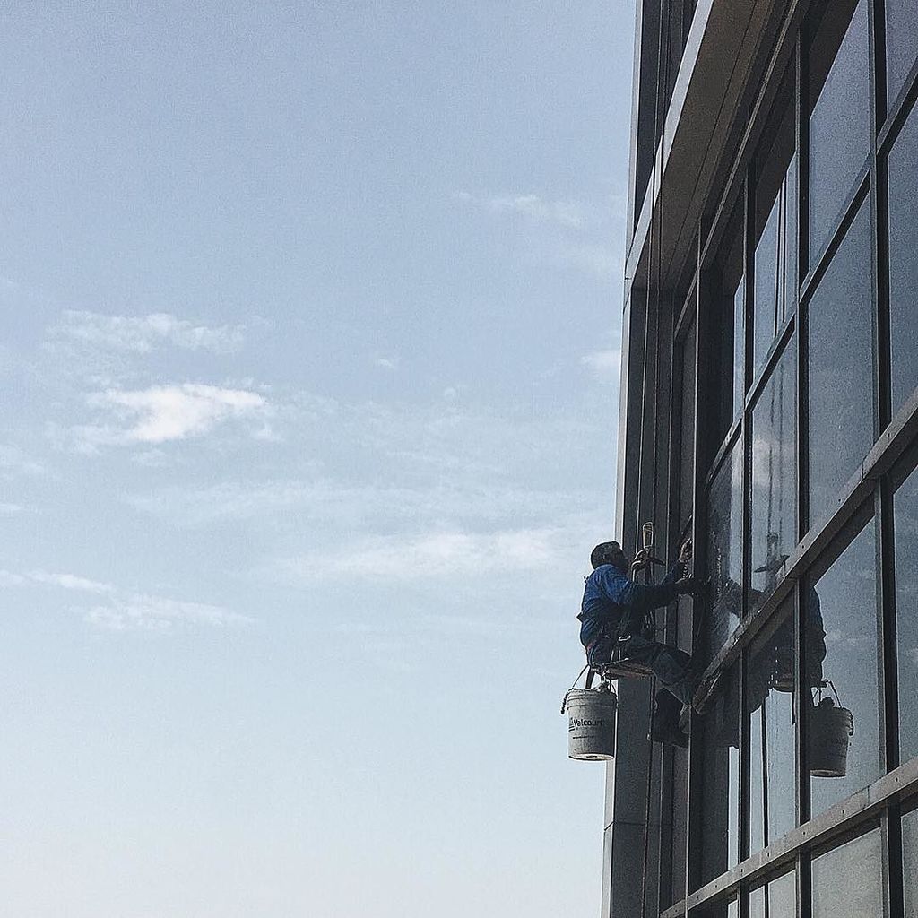 Gluzman's tweet image. Would you ever do this job? #vscocam #dangerousjobs #howtowork ift.tt/2agr5uB