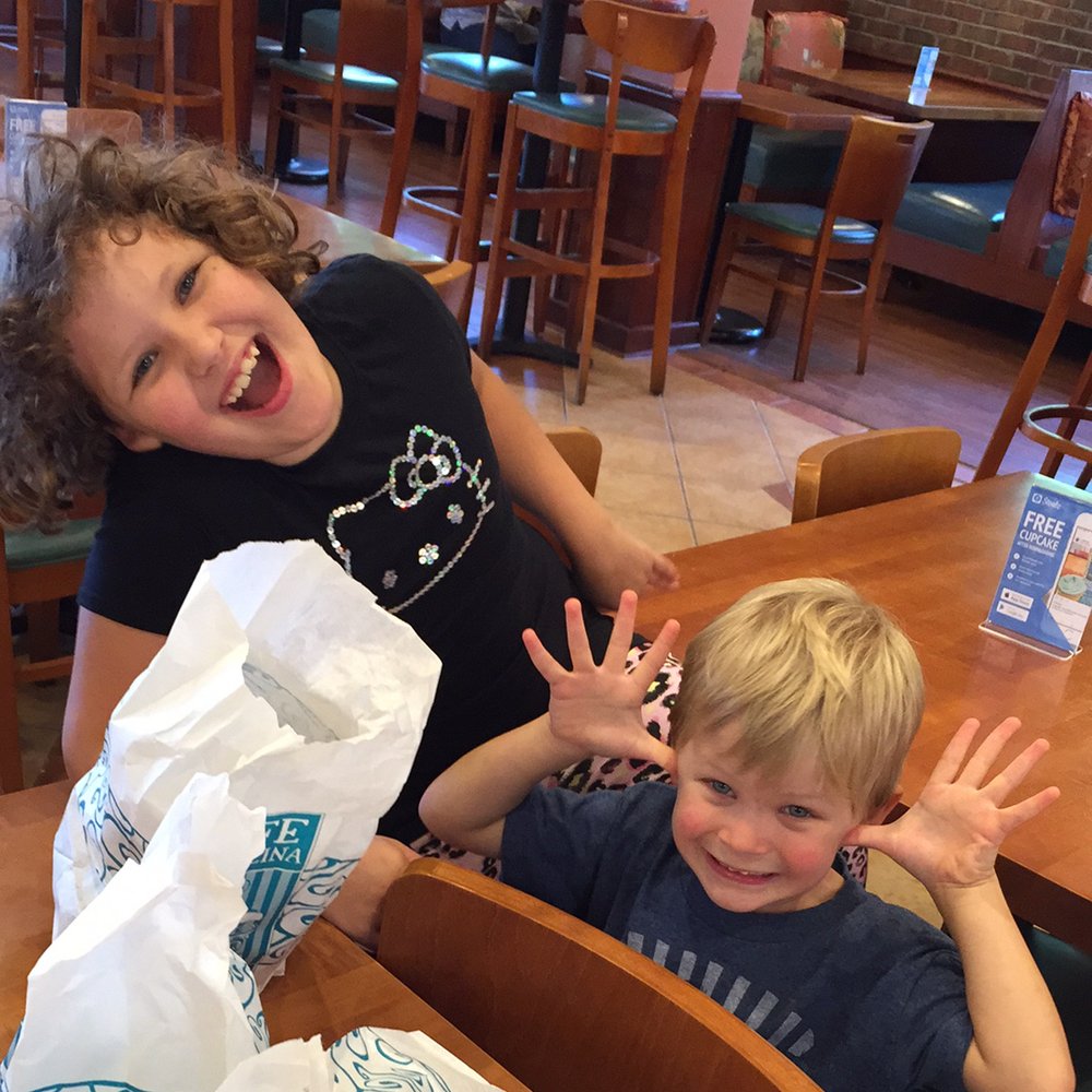 stuffipost's tweet image. Silly antics for dinner @CafeCarolina1 @getstealz
