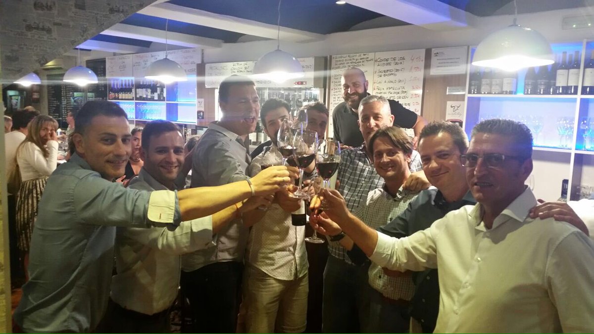 artevinoFW's tweet photo. Recorrido por #logroño del equipo comercial de #Izadi, con parada obligada en el #bartorres #lariojaapetece https://t.co/P8BRv46YJW