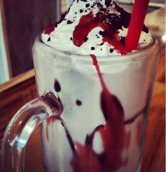 EatBurgerBurger's tweet image. Today's the perfect day too cool off indoors at @mallofamerica w/ an #EatBurgerBurger shake! #MNHeatwave 🔥🔥 #FreeAC