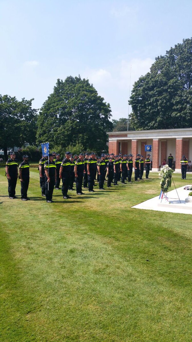WA_Buytenwegh's tweet photo. Vandaag hebben de collega's stilgestaan bij Canadese Oorlogsbegraafplaats in Groesbeek.
#4DaagsevanNijmegen #Respect https://t.co/4m0WQ0dPbe