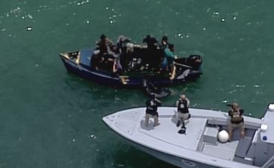 BREAKING: Coast Guard with guns drawn trying to stop boat of #Cuban migrants off #KeyBiscayne. https://t.co/rEo1zBG0pp