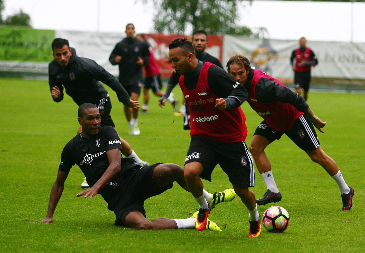 Takımımız, Avusturya'da sağanak yağmur altında yüksek eforlu bir çalışma gerçekleştirdi. #Beşiktaş