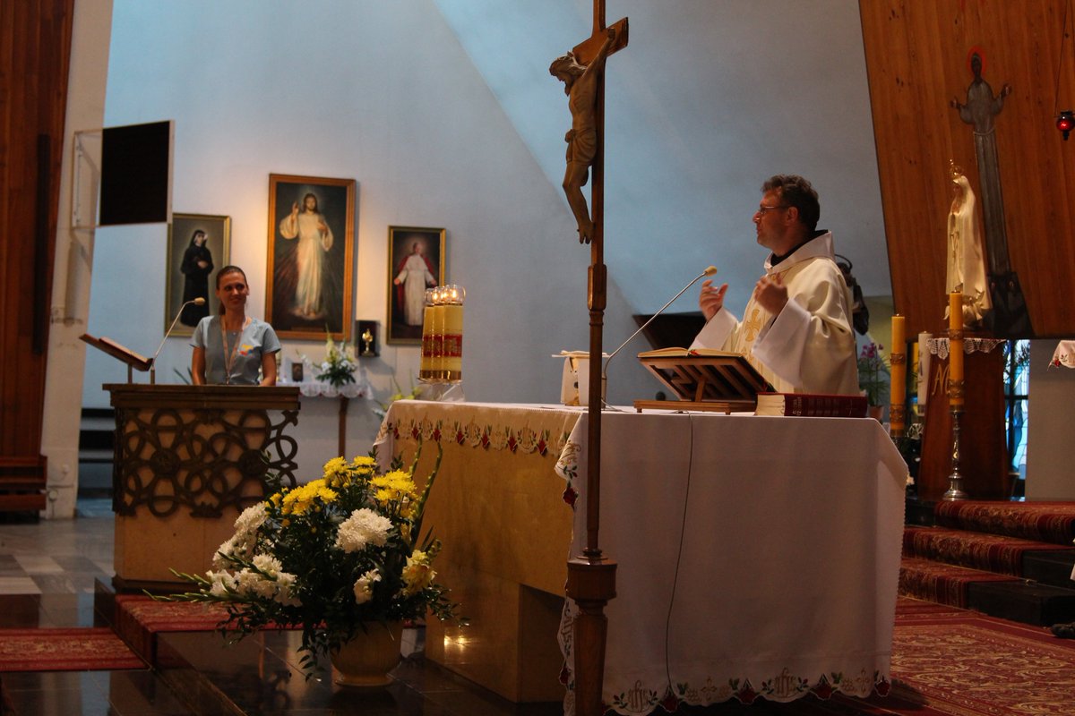 odominik's tweet photo. Dzień przygotowań do #YouFra dobiega końca.Jutro oficjalnie startujemy.Kończymy nasz dzień Mszą powierzając się Bogu https://t.co/eRncdwJrkC