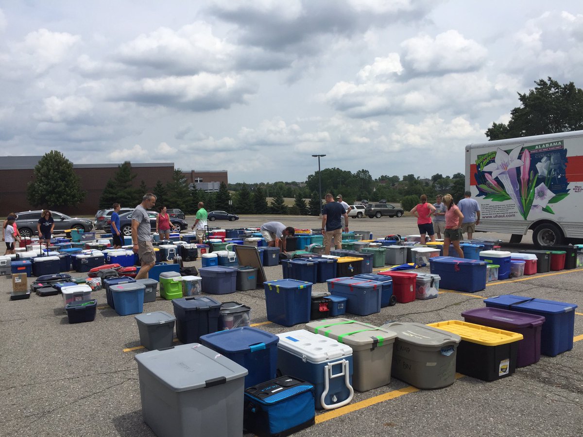 gliemohn's tweet image. SHS XC families unloading the truck after Camp @XCSaline #manyhandslightwork