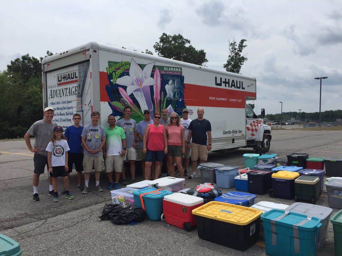 gliemohn's tweet image. SHS XC families unloading the truck after Camp @XCSaline #manyhandslightwork