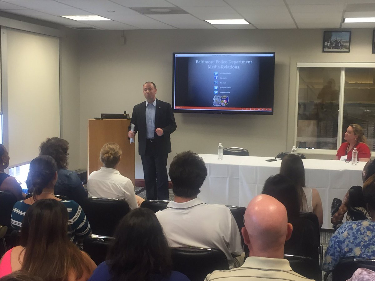 .<a href="/JeremySilbert/">jeremysilbert</a> and I discussing #SocialMedia <a href="/LoyolaMaryland/">Loyola University MD</a> graduate class!