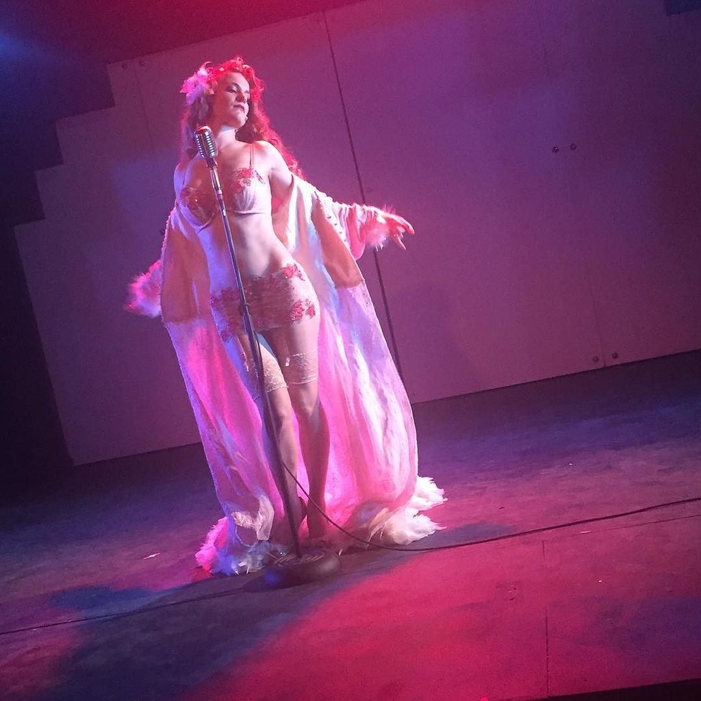 Ethereal #lighting and La vie en rose with the divine @trixielafee. #HBGKnockers #showgirl… ift.tt/2ak1P9u