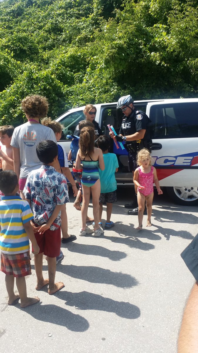 43 CRU officers and I handing out freezies to our younger community members @TPOC @43Division #summersmiles