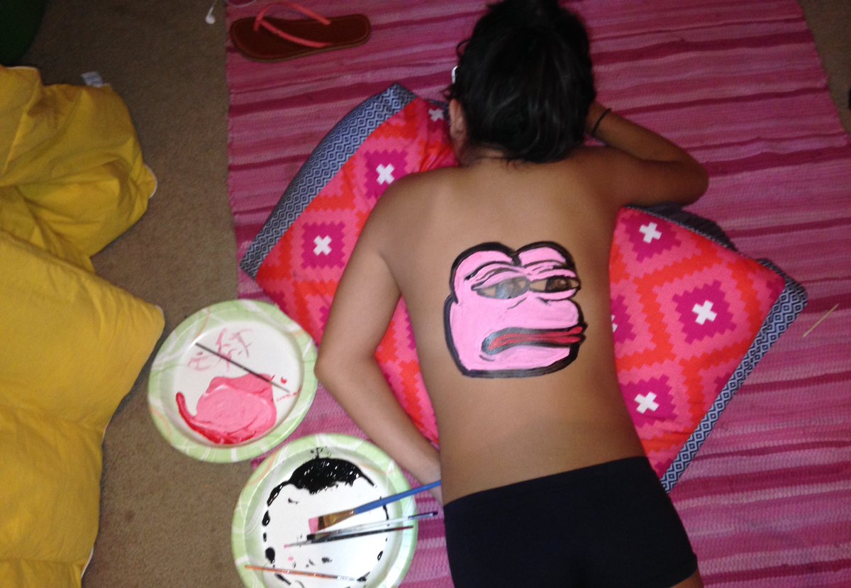 miah_pow's tweet photo. A rare Pepe #bodypaint https://t.co/DexEddupXX