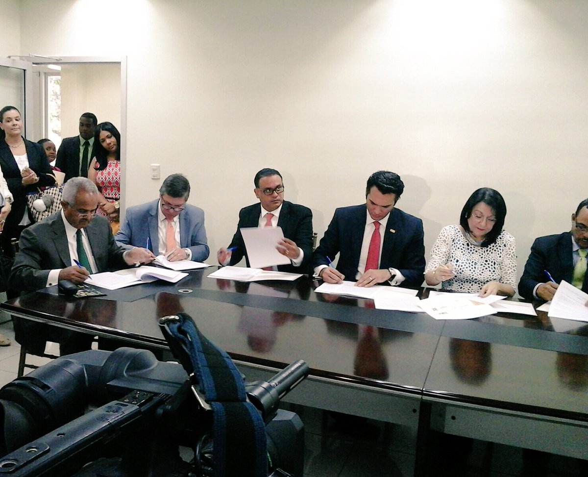 FondagroRD's tweet photo. Presidente del Consejo de Administración @OsmarCBenitez realiza la firma de este nuevo Modelo #SubagentesCerca https://t.co/wWeTD8hZ5K