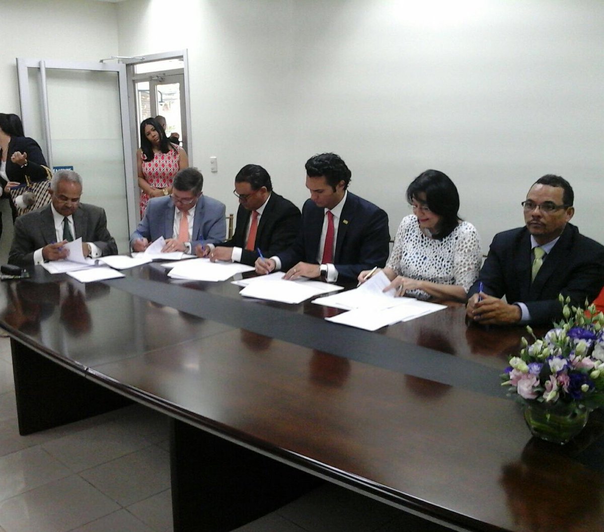 FondagroRD's tweet photo. Presidente del Consejo de Administración @OsmarCBenitez realiza la firma de este nuevo Modelo #SubagentesCerca https://t.co/wWeTD8hZ5K