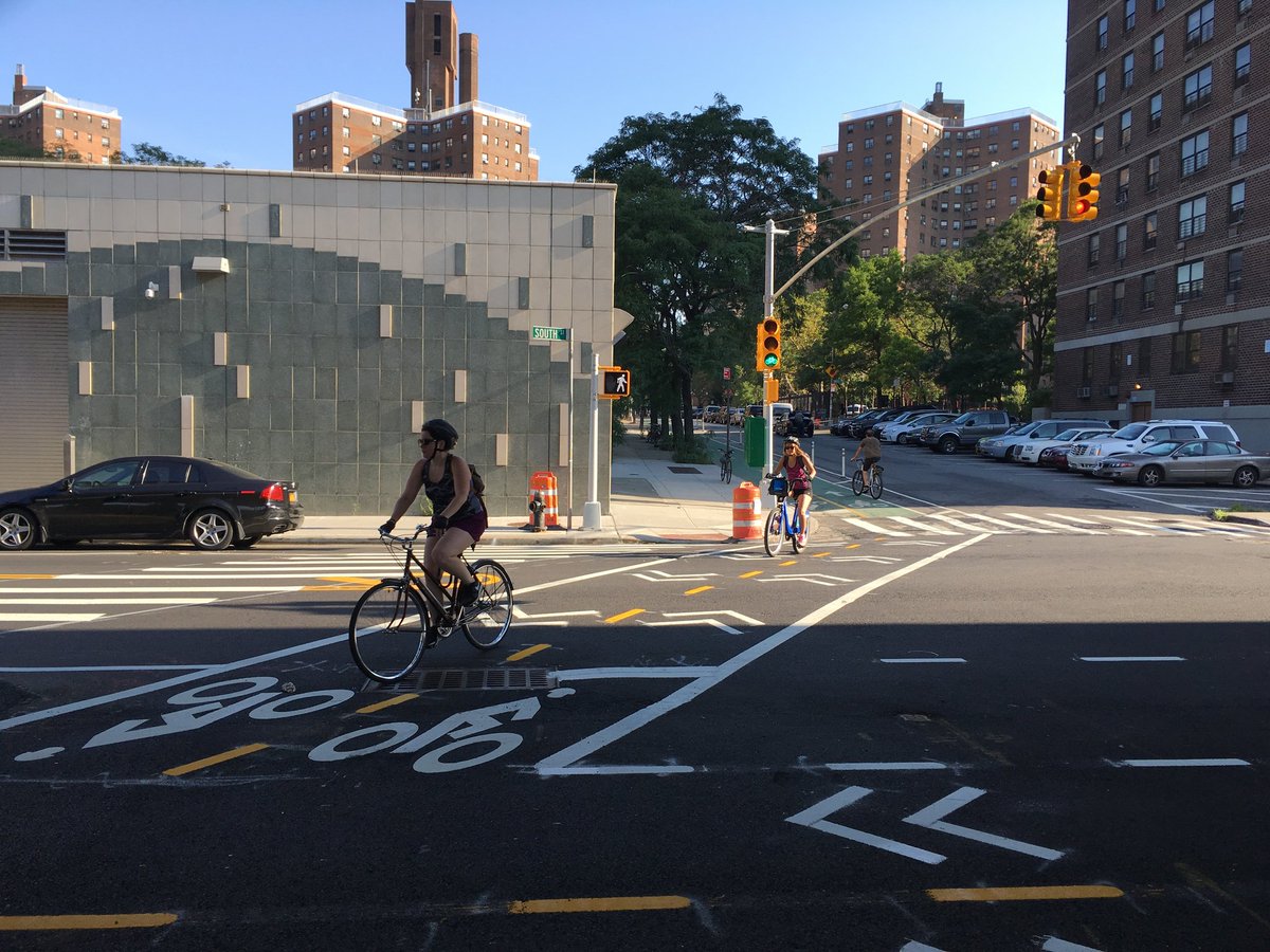 NYC_DOT's tweet photo. Happy riding along #ManhattanWaterfrontGreenway #bikenyc path! + fresh markings &amp; new signal #SouthSt &amp; #ClintonSt https://t.co/0SIrz9P5Yb