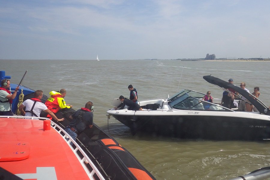 KNRMBreskens's tweet image. Speedboot waterskiërs met touw in schroef
@Strandbewaking &amp;amp; @KNRMBreskens schieten te hulp
&amp;gt; bit.ly/2ayvTKP