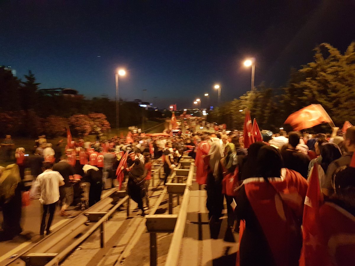 isbakas's tweet photo. Millet Parkı'ndan Boğaziçi Köprüsü'ne meşalelerle, kardeşçe, tek yürek, omuz omuza yürüyüşteyiz #VatanNöbeti https://t.co/14ygqbkjD6