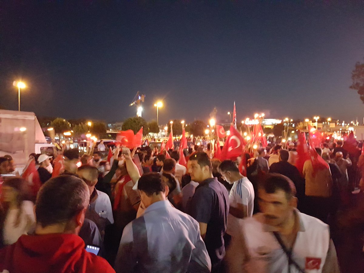 isbakas's tweet photo. Millet Parkı'ndan Boğaziçi Köprüsü'ne meşalelerle, kardeşçe, tek yürek, omuz omuza yürüyüşteyiz #VatanNöbeti https://t.co/14ygqbkjD6
