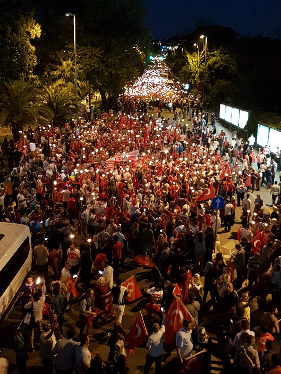 isbakas's tweet photo. Millet Parkı'ndan Boğaziçi Köprüsü'ne meşalelerle, kardeşçe, tek yürek, omuz omuza yürüyüşteyiz #VatanNöbeti https://t.co/14ygqbkjD6