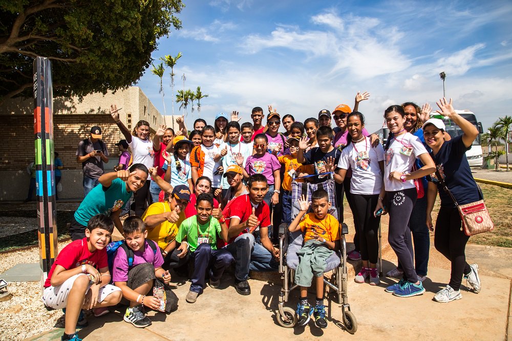 RedRadioVe's tweet photo. La  @FundaJRP regaló sonrisas a niños de @SiribsurSFco https://t.co/huBiZS4wIY https://t.co/522COlZnIl