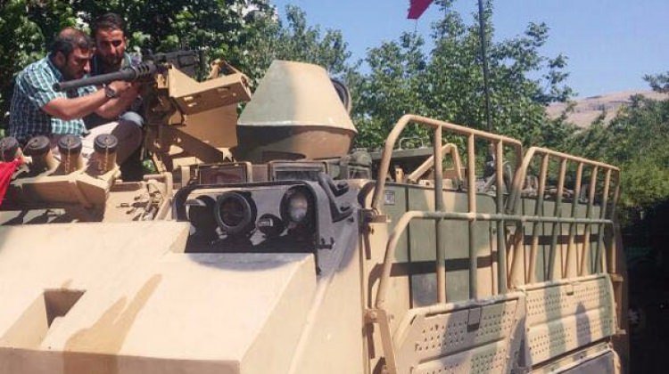 hameadow's tweet photo. Tank sürücüsü yakalandığında yolda kalan aracı polisler de kullanamayınca, polis bilen bir vatandaşa teklif ediyor 😎 https://t.co/nPUG2SwTD4