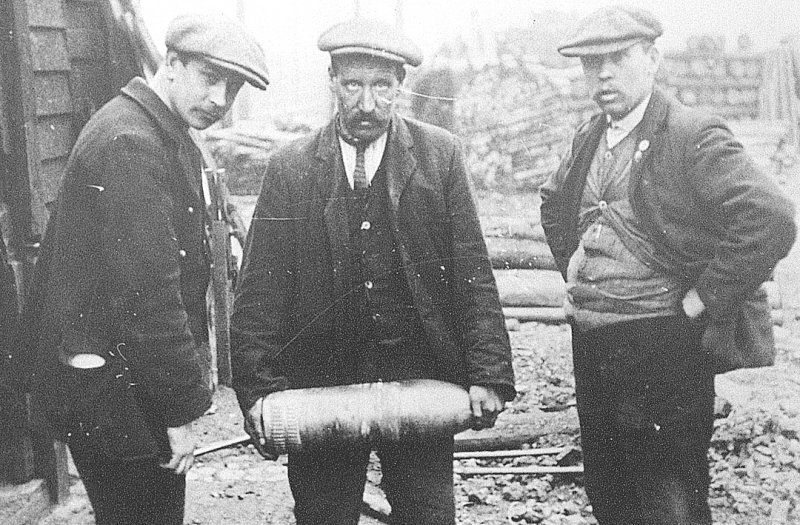 AhistoricalPics's tweet photo. First and final meeting of the Amateur Unexploded Ordinance Collectors Club, 1915 https://t.co/dnV8vMCcde