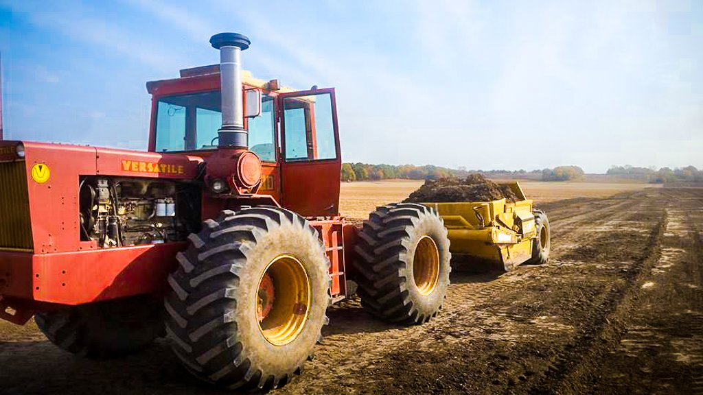 Versatileag1's tweet photo. Guess who's still hard at it?! Can you name the model and year?
#versatile50 https://t.co/xnBzt1eVzz https://t.co/2dVn4WWmy7