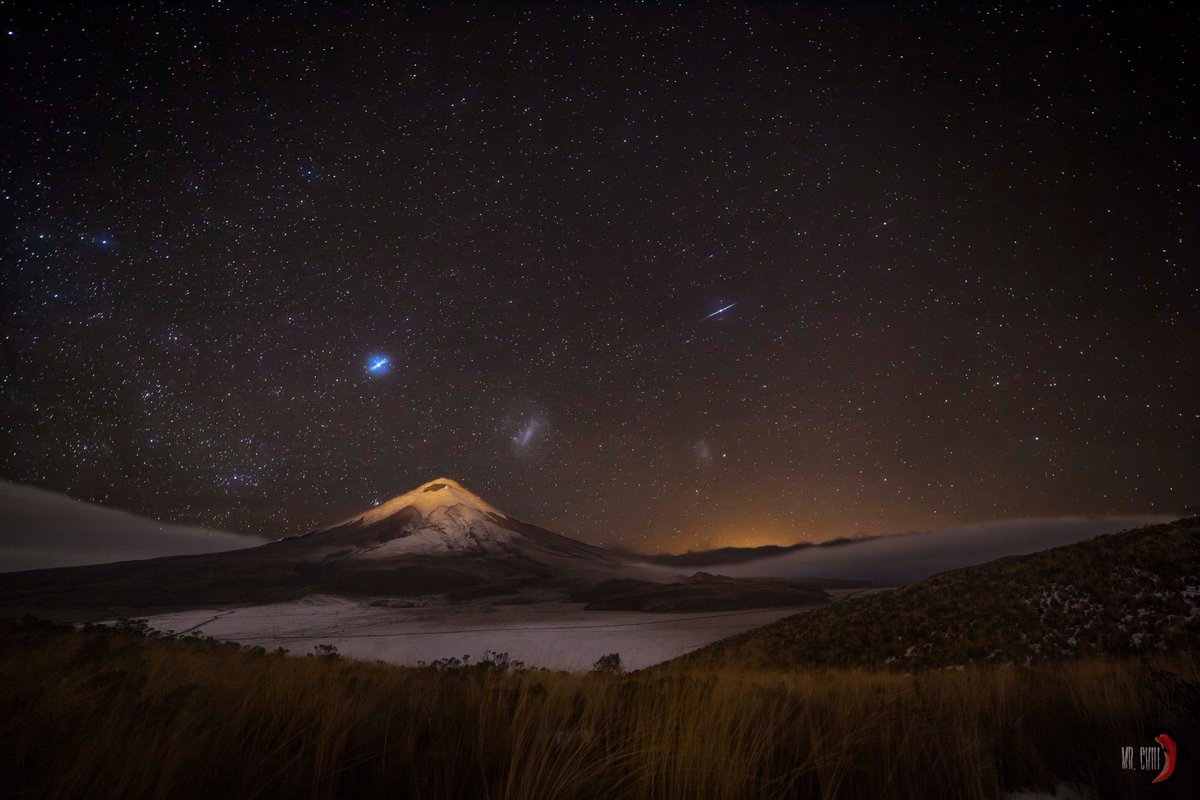 FotoEcuador's tweet photo. El volcán Cotopaxi es custodiado por millones de estrellas #FotoEc #Foto @chilimachine #Ecuador https://t.co/B2Uo1FZO2j