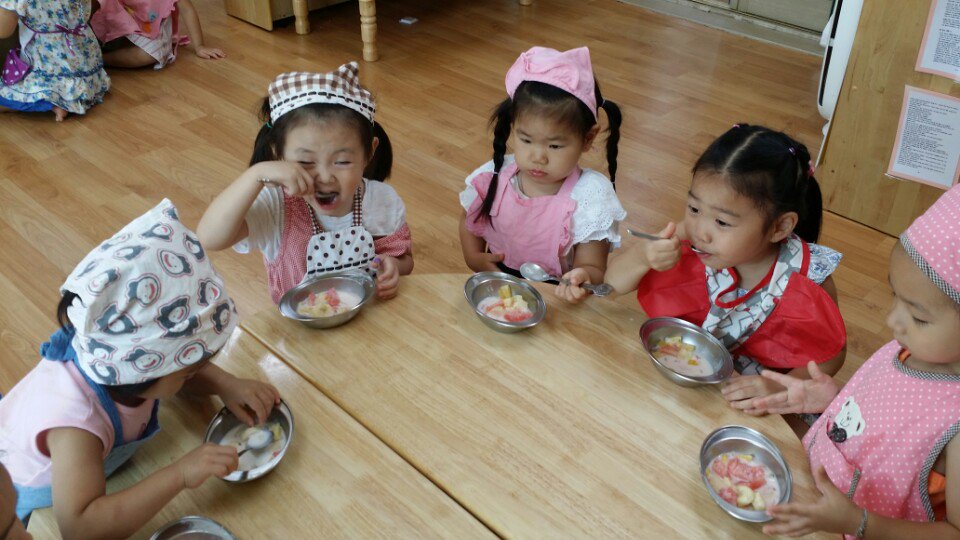 #성남시국공립상원어린이집에서는 무더운여름을 건강하게 이겨내기 위해 과일화채를 직접 만들어  먹어보며 재미있는 쿠킹플레이 활동을 하였습니다. 아~내가 만든 과일화채 정말 맛있어요~~♡