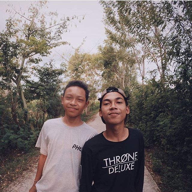 THRONE39's tweet photo. Si @yudhapande_ wearing throne on his vacation! #thronefamily #indofashion #ootd #throneSpamPost #thronediscover https://t.co/G8j81Ow2xR