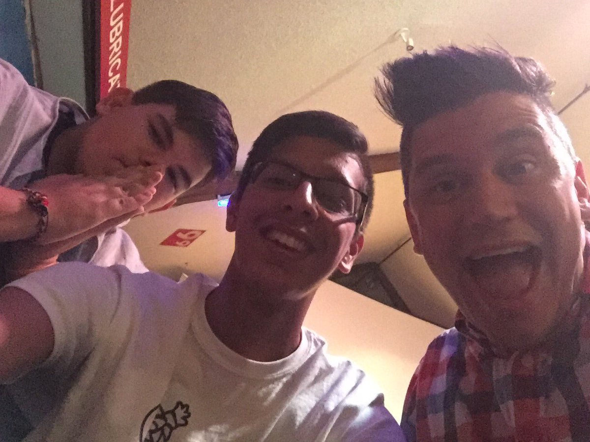 M3ganelise's tweet photo. Another successful night with these hooligans ✌🏻️🤘🏻 https://t.co/ZYlcOSzE2J