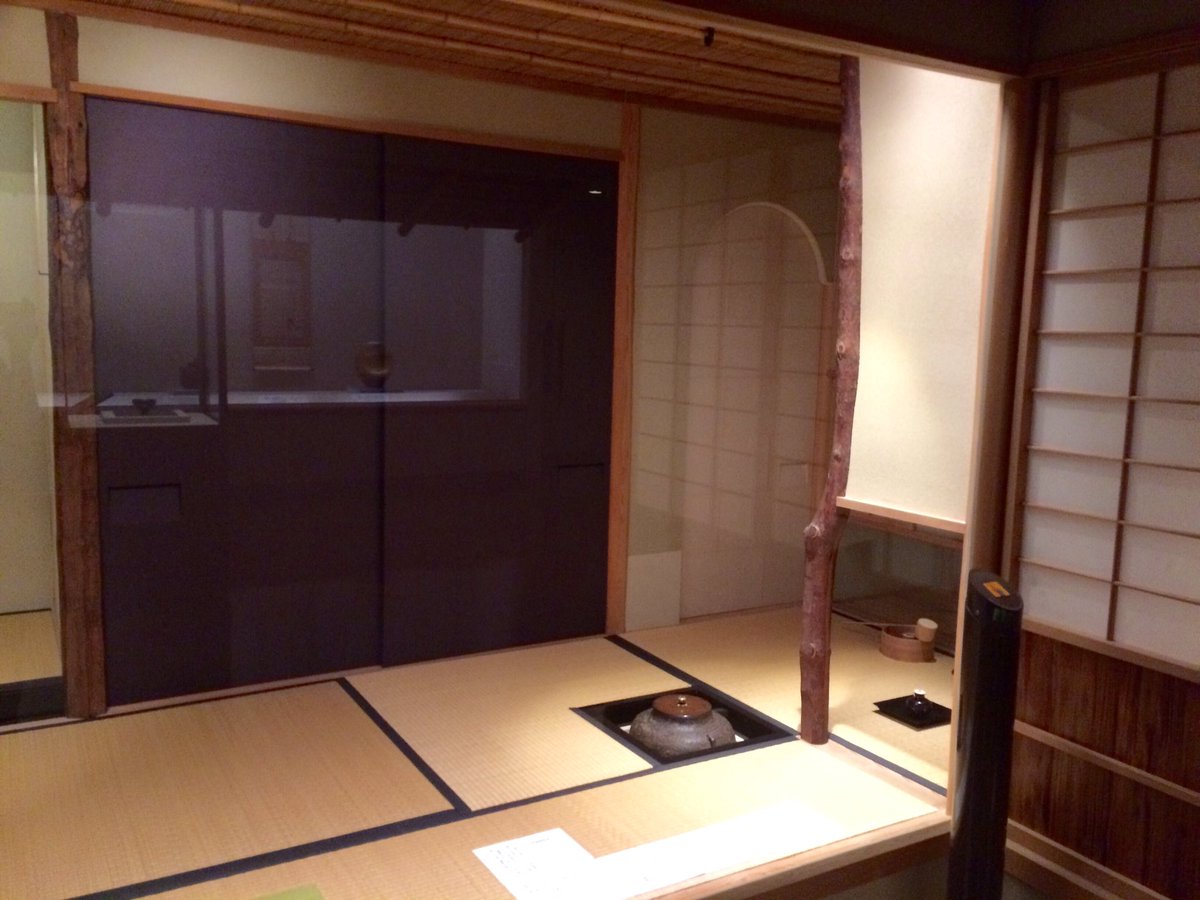 徳川美術館かろやかツイート 第二展示室に復元された猿面の茶室 は元は清洲城にあり 名古屋城築城の際に移築されました 床柱に猿の顔が見えるため猿面とした逸話があります 戦災で焼失する以前は日本三名席として国宝でした オレンジのボタンを押して 中 徳川美術館かろやかツイート 第二展示室に復元された猿面の茶室 は元は清洲城にあり 名古屋城築城の際に移築されました 床柱に猿の顔が見えるため猿面とした逸話があります 戦災で焼失する以前は日本三名席として国宝でした オレンジのボタンを押して 中