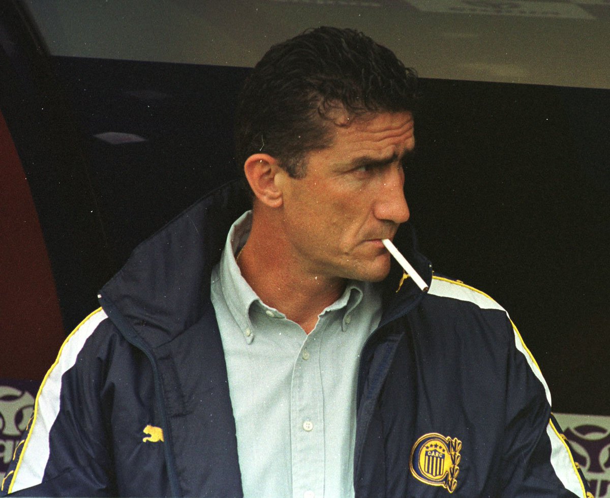 FotoFutbolRetro's tweet photo. [2000] El Patón espera fumando que le ofrezcan la Selección https://t.co/m4qvJlIYL8