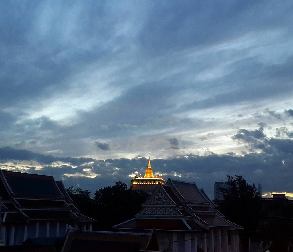 fabiompalves's tweet photo. A new day rises :) #Bangkok #Thailand #Tailandia #onceagainbkk #sunrise https://t.co/D9Q08D5NLI