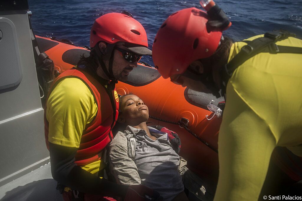 openarms_fund's tweet image. Viajan en condiciones inhumanas y caen exhaustos.Nuestra misión:evitar que mueran y atenderlos en la emergencia