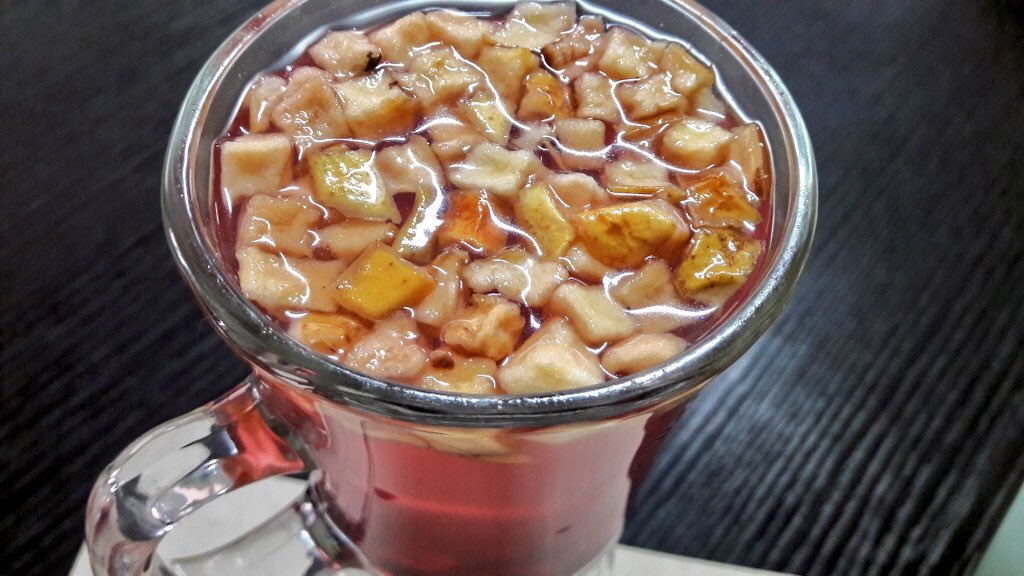 Hora de una fresca tisana  manzana arándano