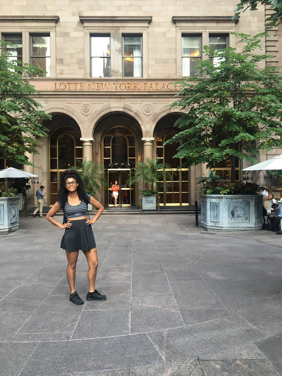 GossipGuyPgh's tweet photo. Spotted: K looks luxurious outside the palace hotel, but how long with she be able to pose in this life of luxury? https://t.co/wV0xWnx1cs