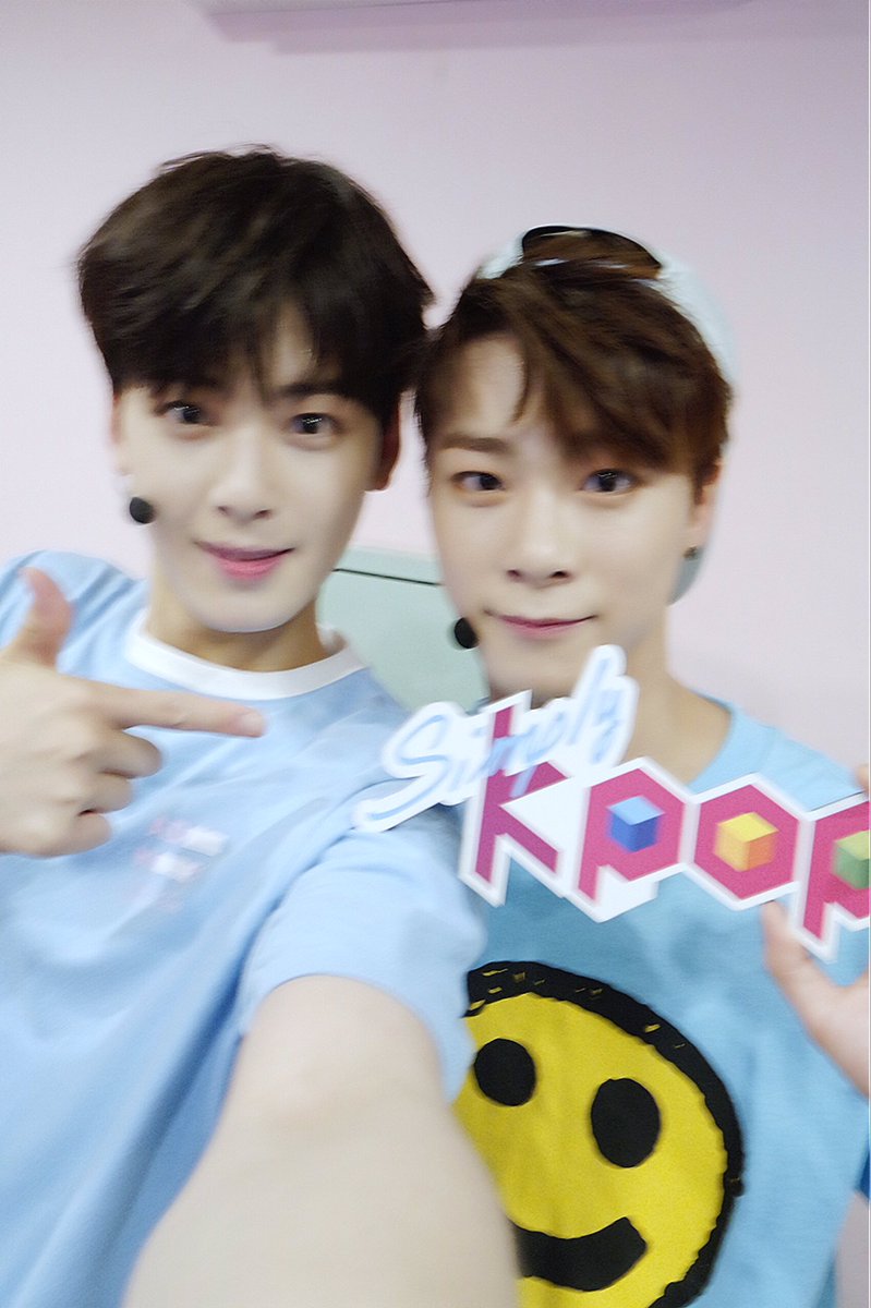 _Simplykpop's tweet photo. 청량돌 탄산돌 #아스트로 #ASTRO 가 여러분께 상큼한 에너지를 드려요~! 잠시후 9시 #심플리케이팝 #simplykpop #숨가빠 #Breathless 무대 놓치지마세요✨ (초점이나가도잘생쁜은우문빈😂😂) https://t.co/StoY9rj6GL