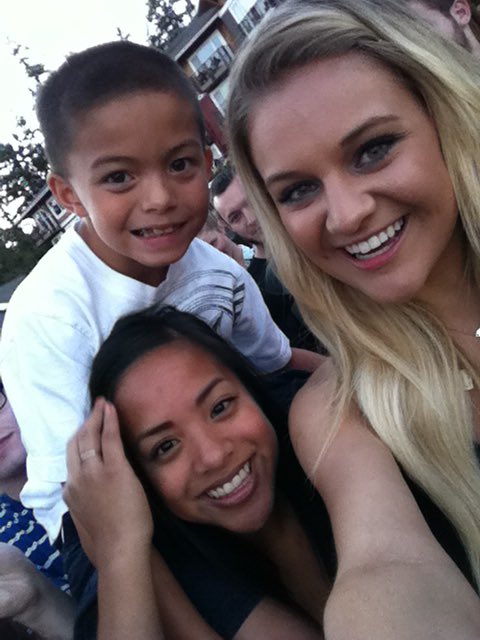 jadeyy13's tweet photo. #TBT with @KelseaBallerini last year &amp; waiting again for her now 😍😍😍 #dibs https://t.co/Me5YuoUHkI