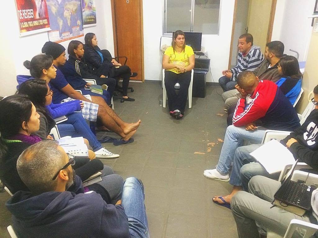 projetoflechas's tweet photo. Pastores Sidney @sidneydebrito e Elaine @elaine.barcellos.9 compartilhando suas experiências com a #Turma2016 #Base… https://t.co/xv4PY3GM5h