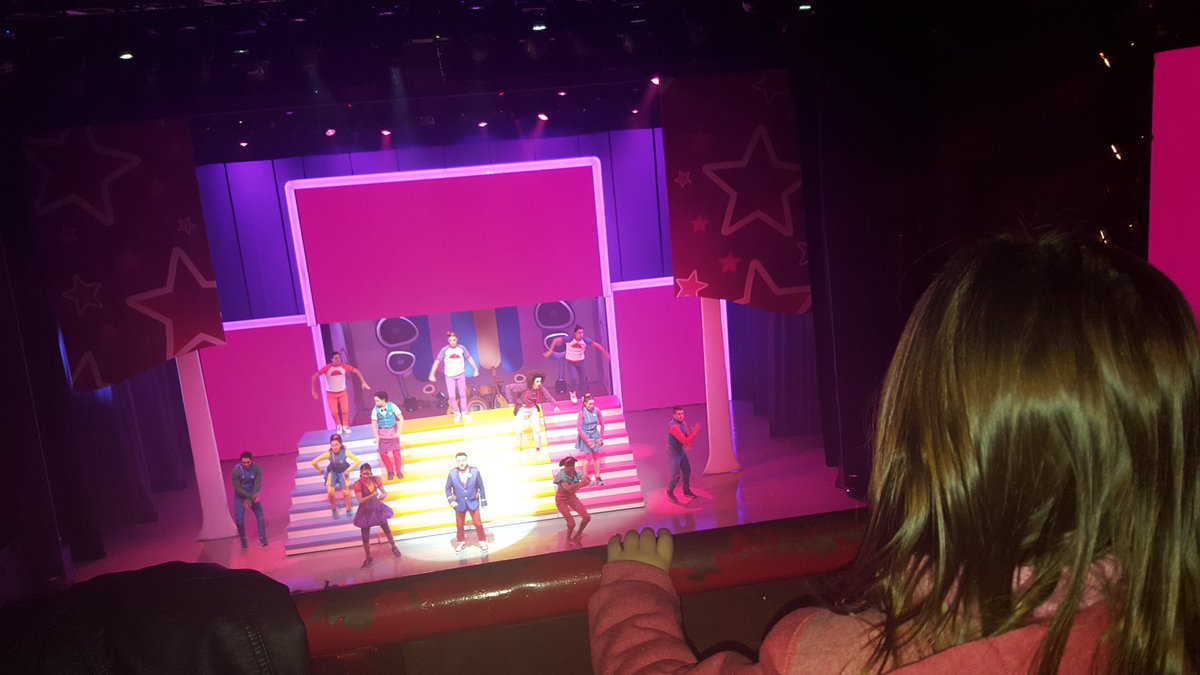 jes_sol_aller's tweet photo. #TopaJuniorExpress @diegotopaok Disfrutamos el show en familia, el día del cumple de papá 😄😁😘😍 https://t.co/oE5h2f422o