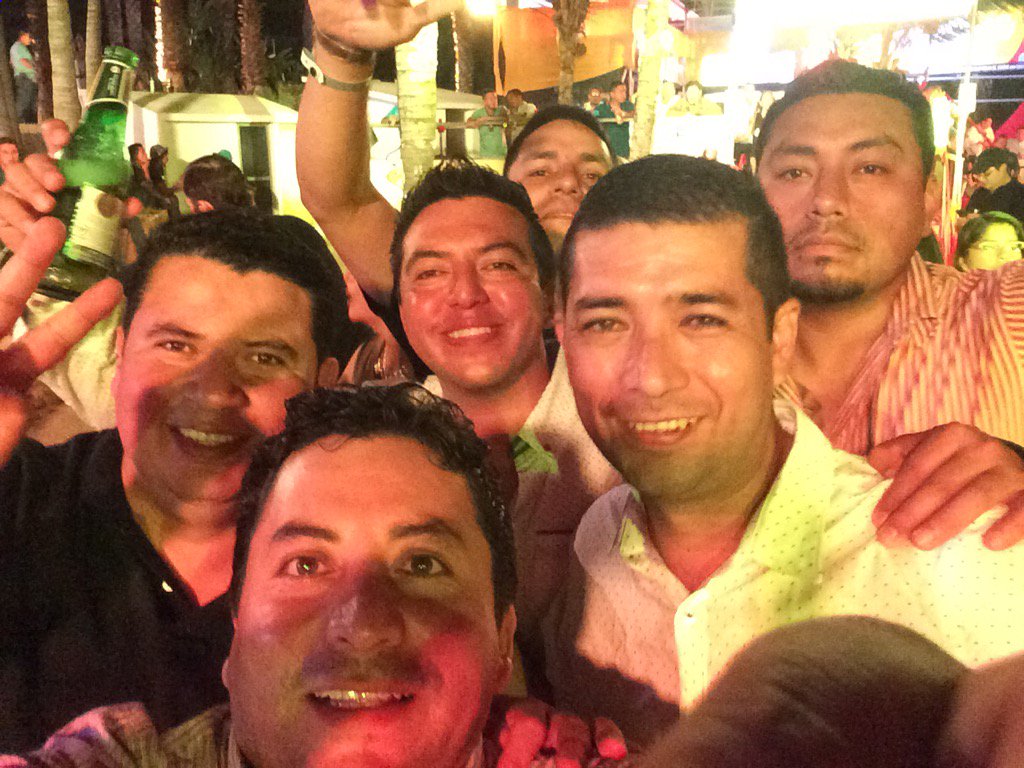 XavierFST's tweet image. Socializando con los amigos del trabajo