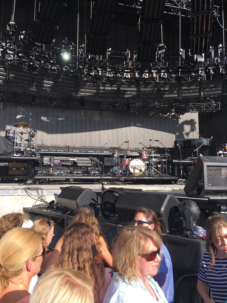 samashbaker's tweet photo. I've been waiting for this day for 3 years. #KeithIsBack 30 minutes to go❤️ #RipCordTour @KeithUrban https://t.co/xQo8geaPXI