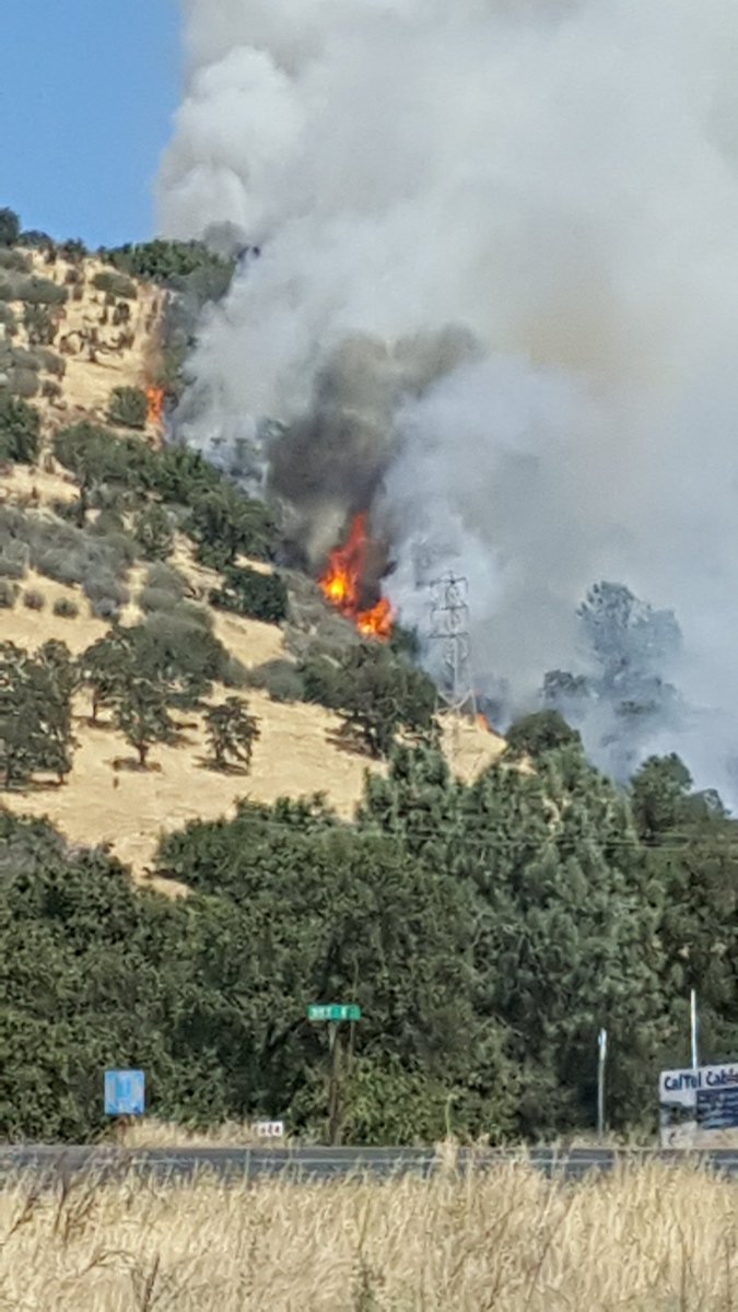 egcigarguy's tweet image. @CAL_FIRE here is a pic of the #bakerfire at 321p this afternoon. I have more. Was driving home from Jamestown.