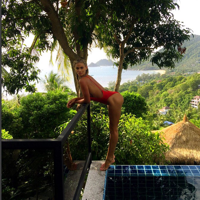 Tan lines and Instagram braids going strong 🐯 #tbt #Thailand https://t.co/vK42SvD5vg<a href="/tag/tbt"class="tags"><span>#tbt</span></a><a href="/tag/thailand"class="tags"><span>#thailand</span></a>