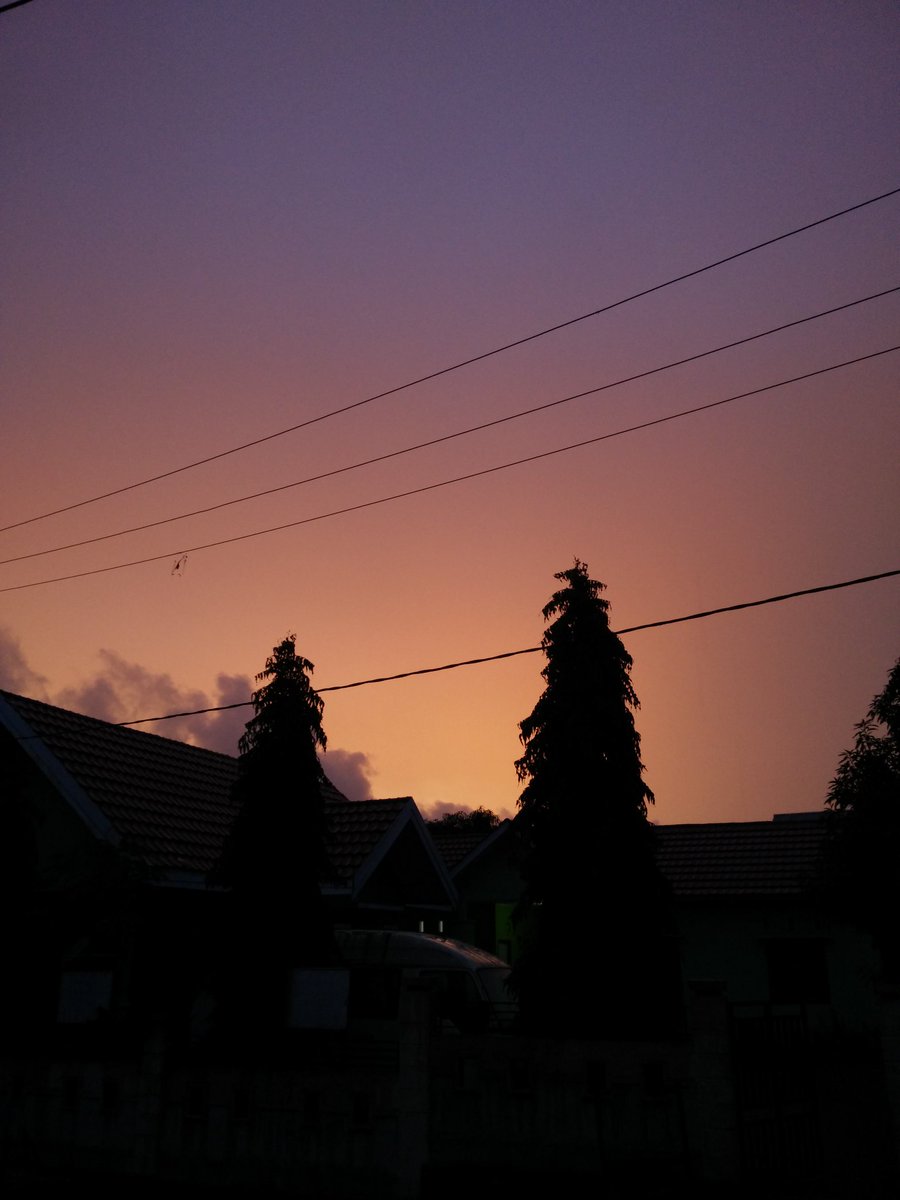 MimosaLakaoni's tweet photo. Good morning sunshine 🌞 Taken by Oppo smartphone #find7a #nofilter #sunrise #sunray #rainning https://t.co/oyeAGU79g4