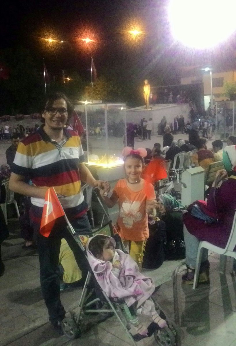 rubilirmi's tweet photo. Başka vatan yok. Türkiye uyursa hayat durur #nöbetteyiz https://t.co/gsbDHBmt0v