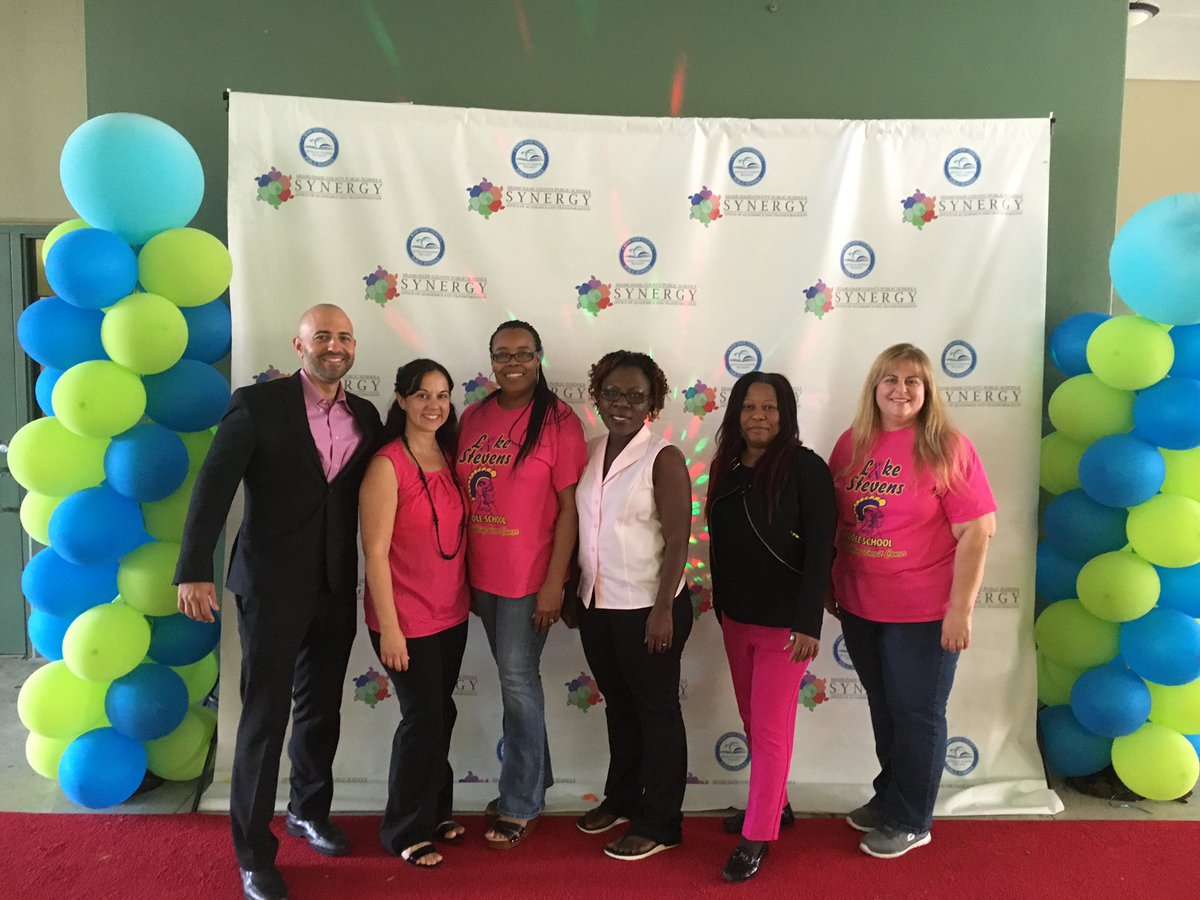 LsmsSpartans's tweet photo. Spartan Team wearing pink and representing @MDCPSNorth  @SynergyMDCPS #Synergy2016 https://t.co/uTJkJuxZjM